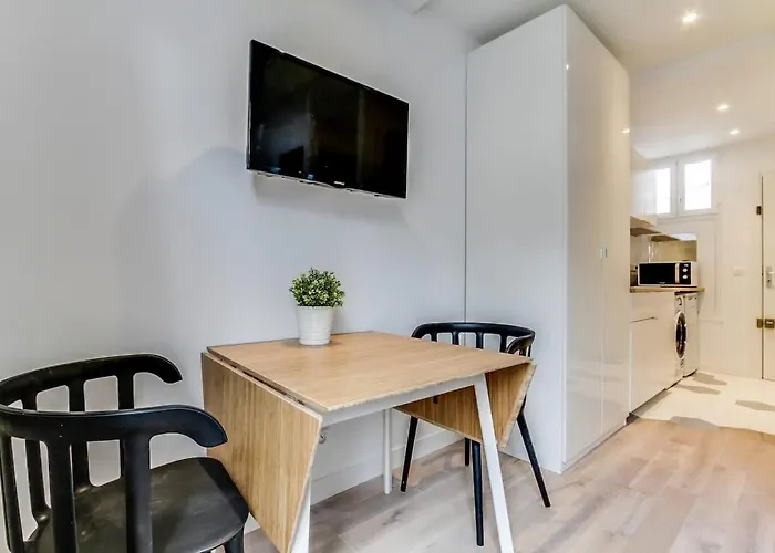 Cute 1 Bed With Balcony In The Heart Of The Marais アパート *