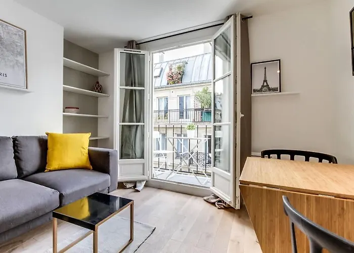 Cute 1 Bed With Balcony In The Heart Of The Marais アパート